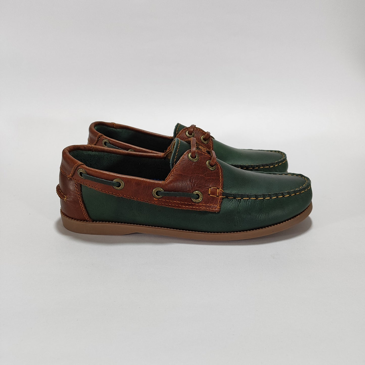 Apaches náuticos cuero verde con cordones, vista lateral