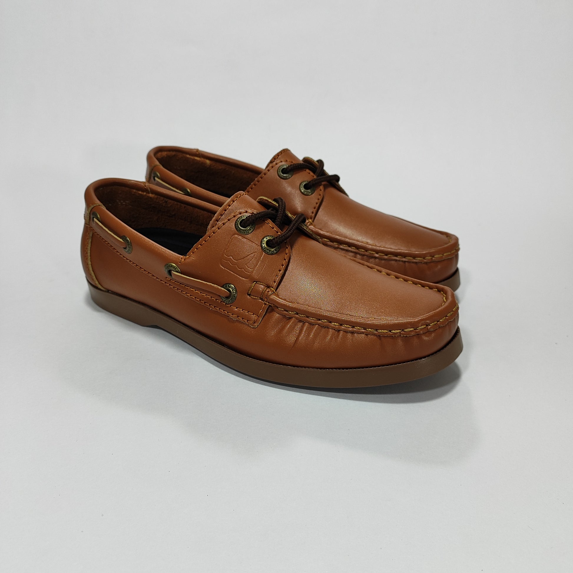 Zapato apache color miel brillante con cordones café, vista tres cuartos.