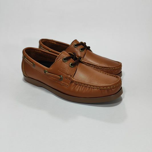 Zapato apache color miel brillante con cordones café, vista tres cuartos.