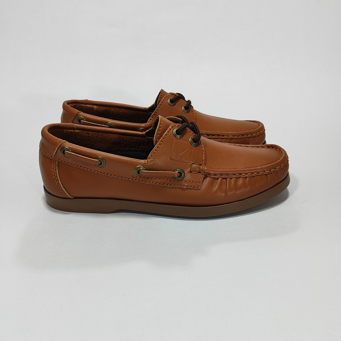 Par de apaches miel brillante sobre fondo blanco, vista lateral derecha.