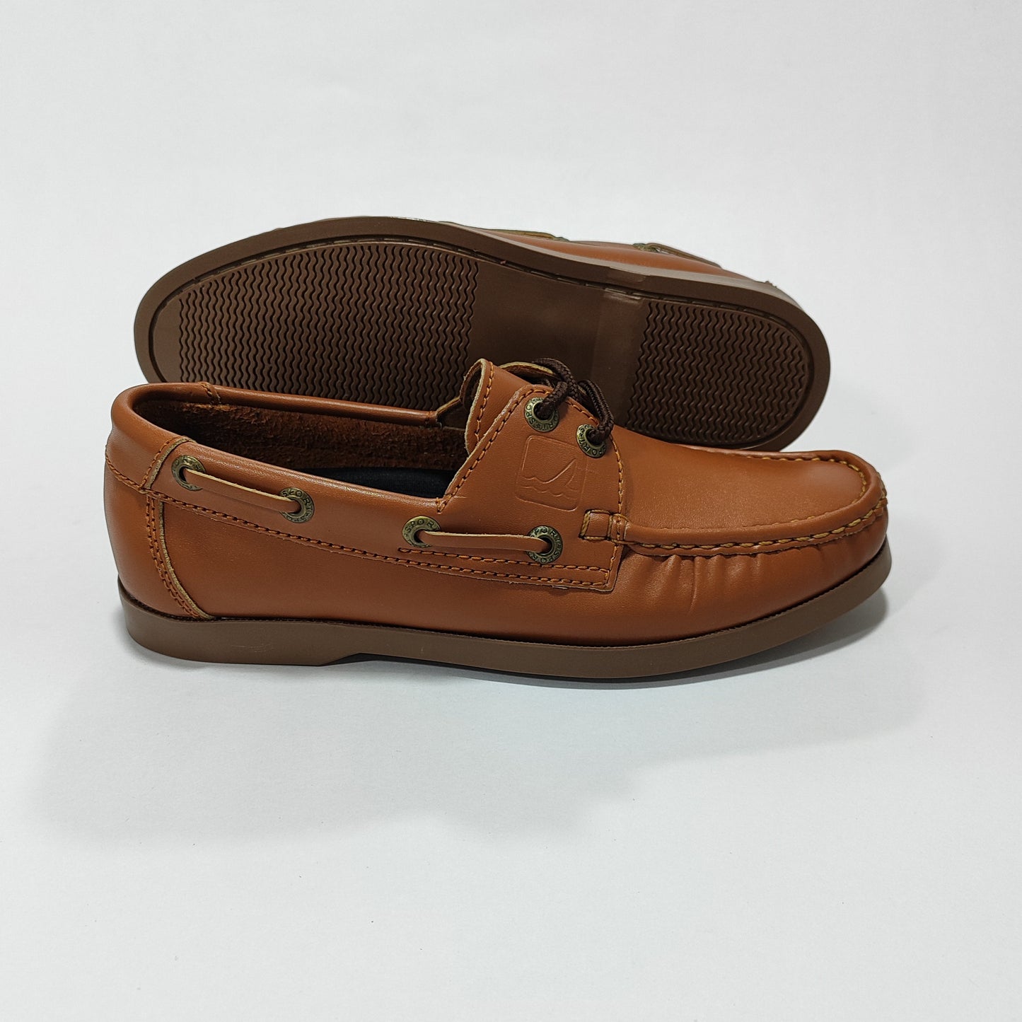 Apaches miel brillante mostrando empeine y ojales metálicos, vista superior-lateral.