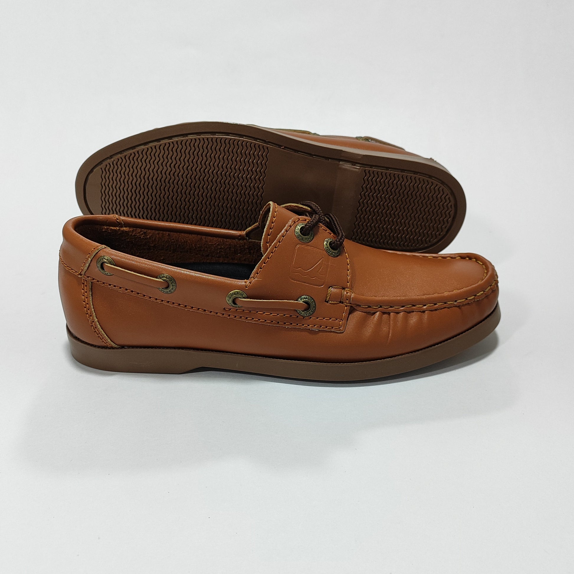 Apaches miel brillante mostrando empeine y ojales metálicos, vista superior-lateral.