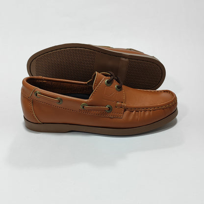 Apaches miel brillante mostrando empeine y ojales metálicos, vista superior-lateral.