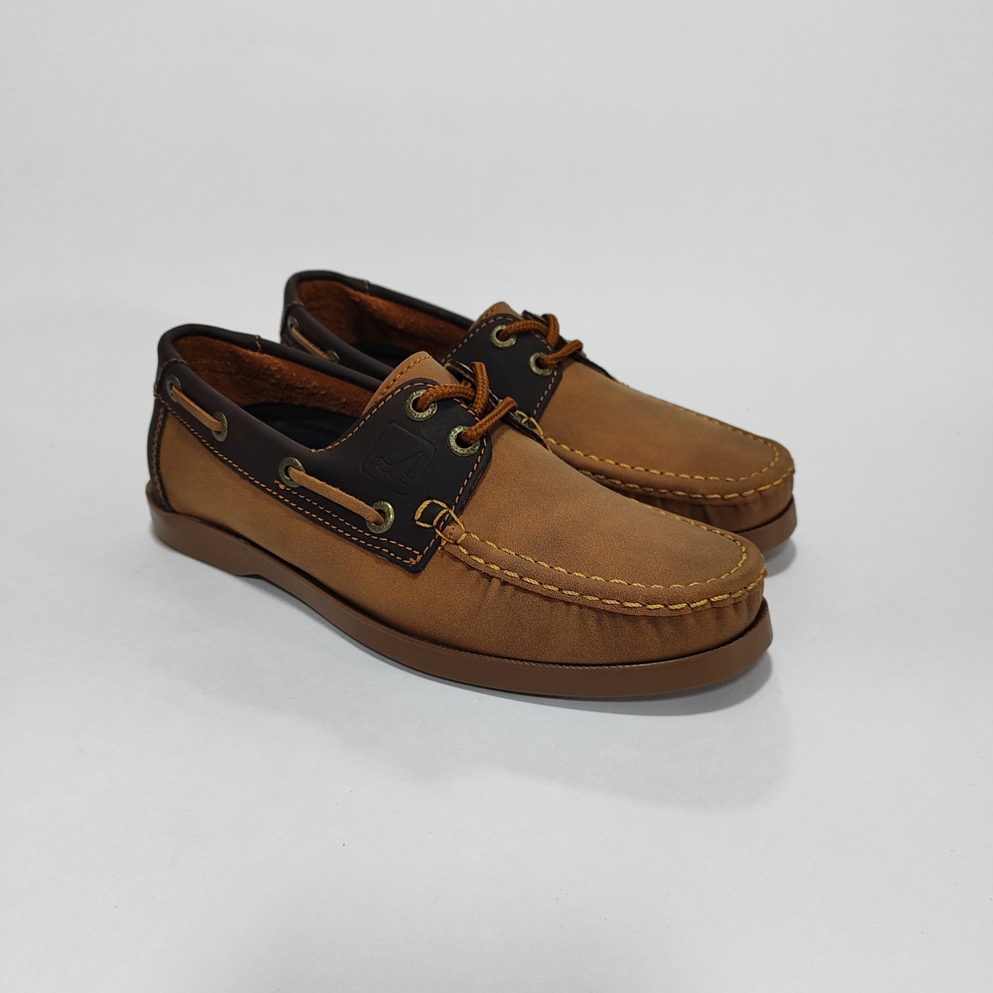 Zapato apache miel con laterales café, vista tres cuartos