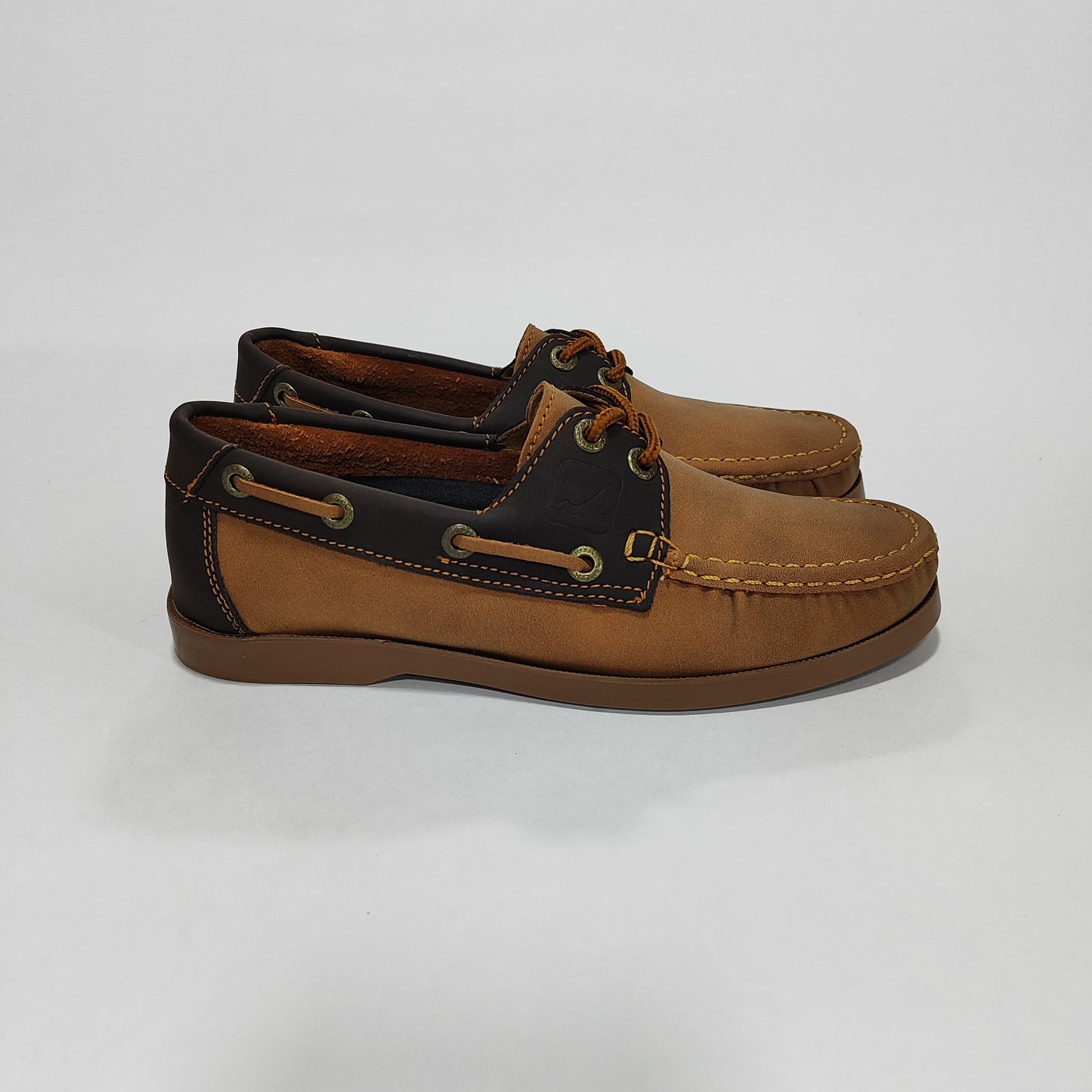 Zapato apache miel con detalle café en el costado, vista lateral