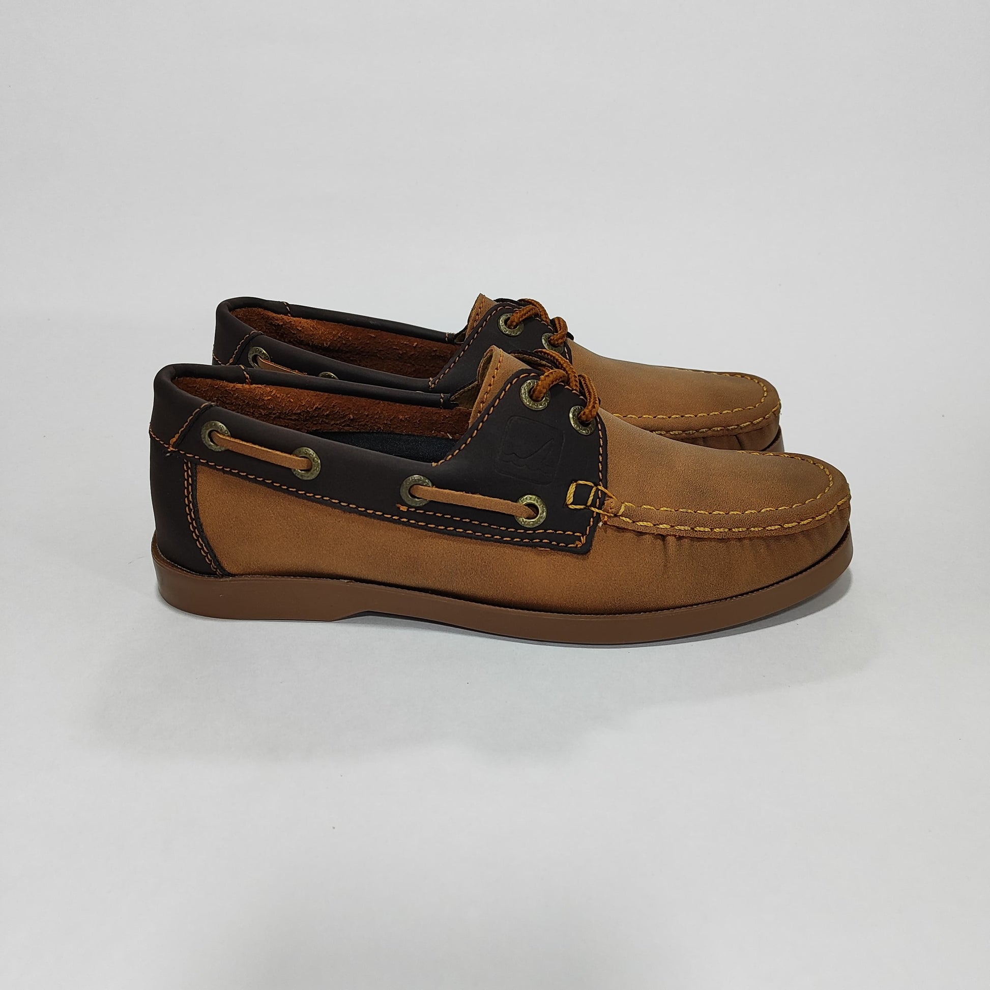 Zapato apache miel con detalle café en el costado, vista lateral