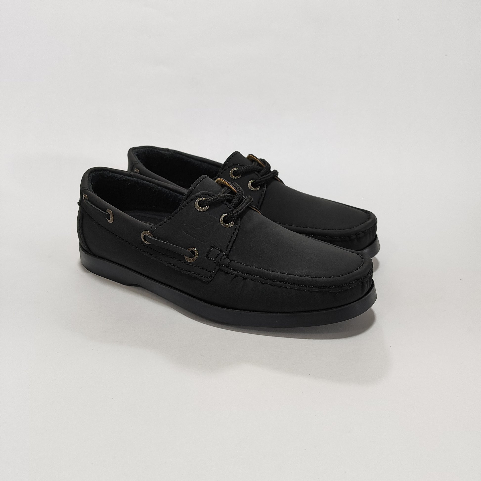 Apache náutico negro con cordones, vista tres cuartos