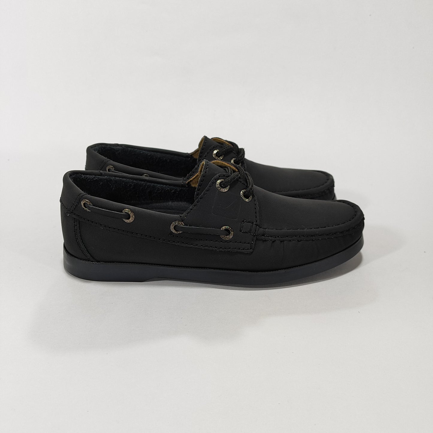 Zapato apache negro con cordones negros, vista lateral interior