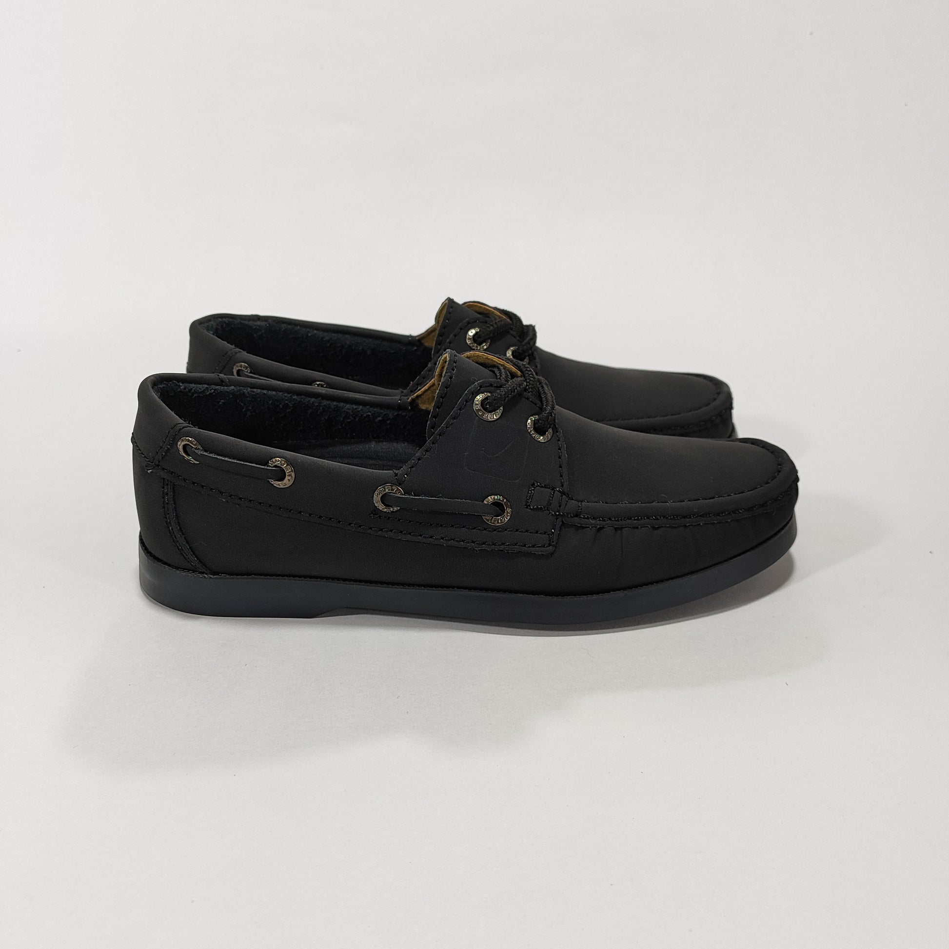 Zapato apache negro con cordones negros, vista lateral interior