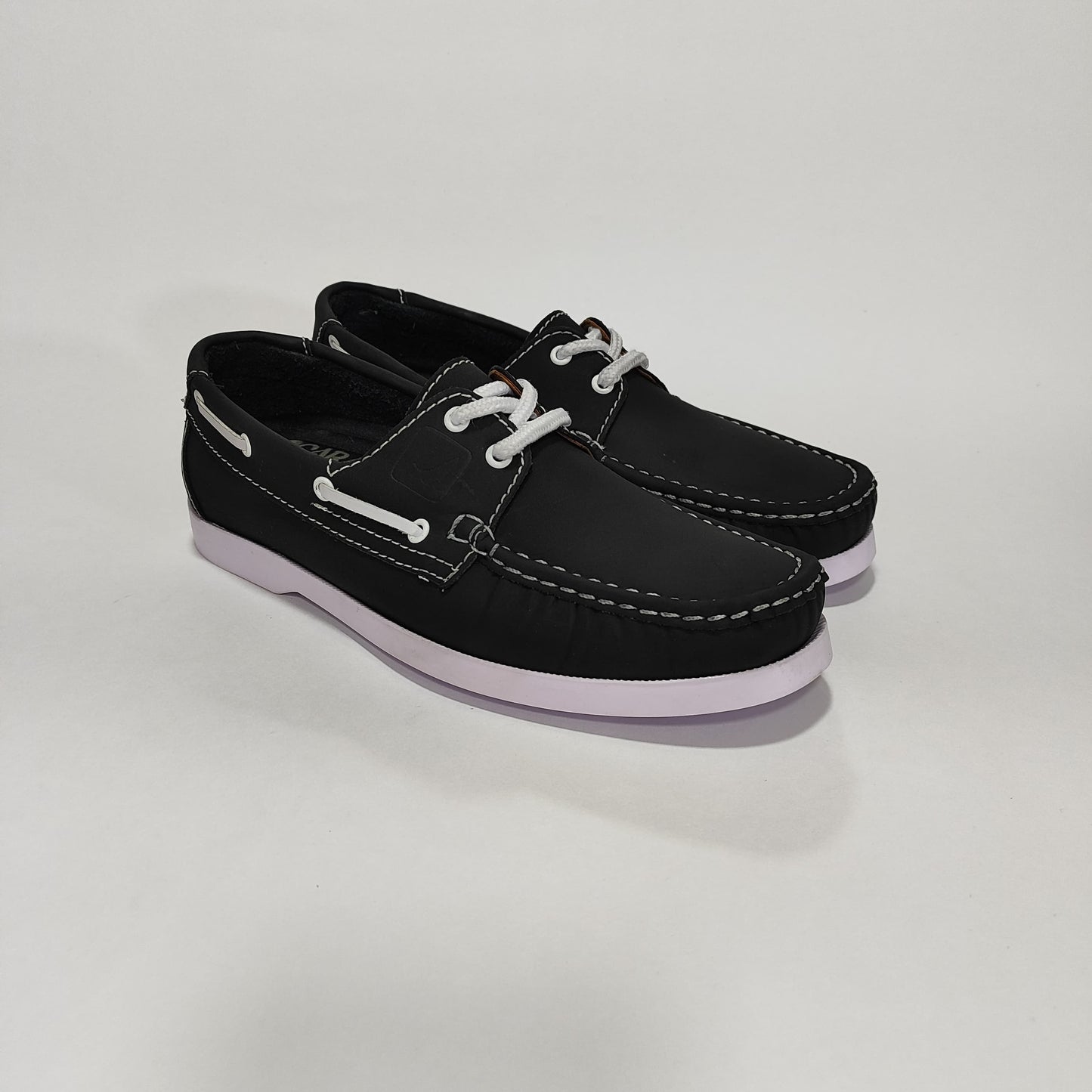 Apache negro con cordones y costuras blancas en vista 3/4 sobre fondo blanco