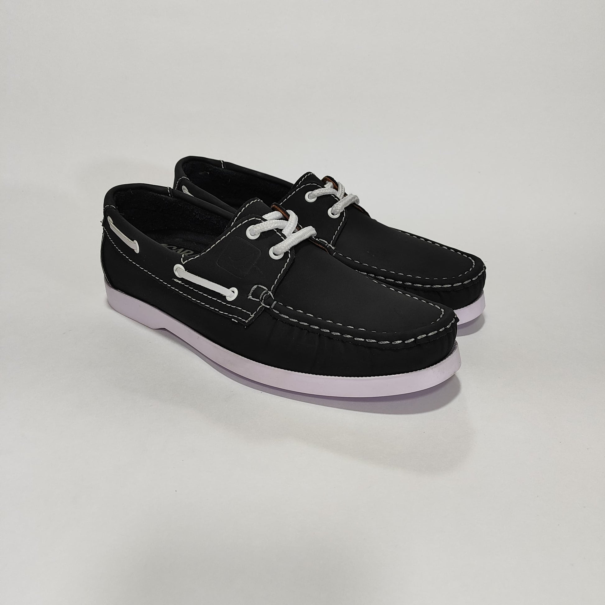 Apache negro con cordones y costuras blancas en vista 3/4 sobre fondo blanco