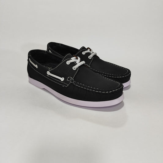 Apache negro con cordones y costuras blancas en vista 3/4 sobre fondo blanco