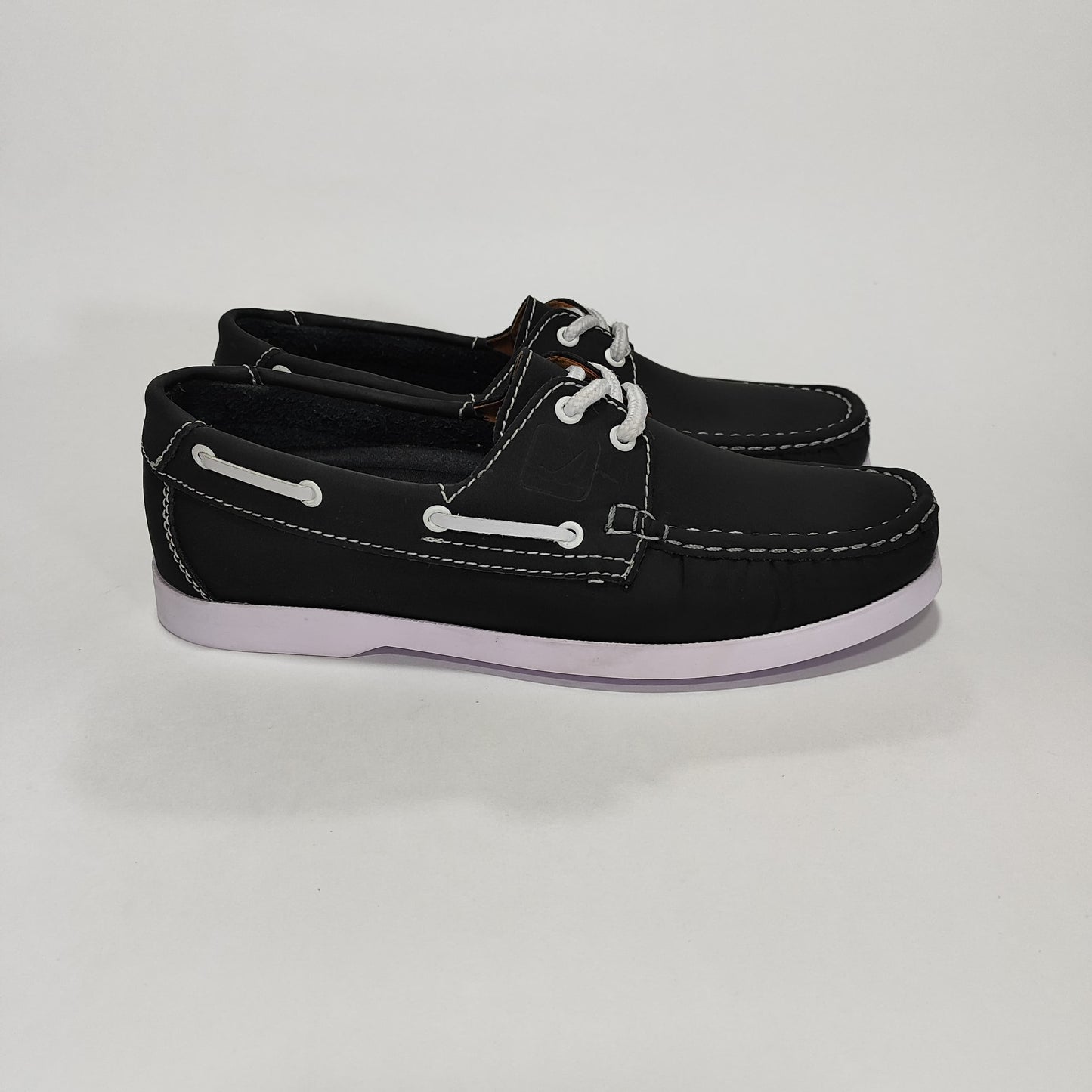 Apache negro con laterales y pasadores blancos mostrando el perfil del zapato