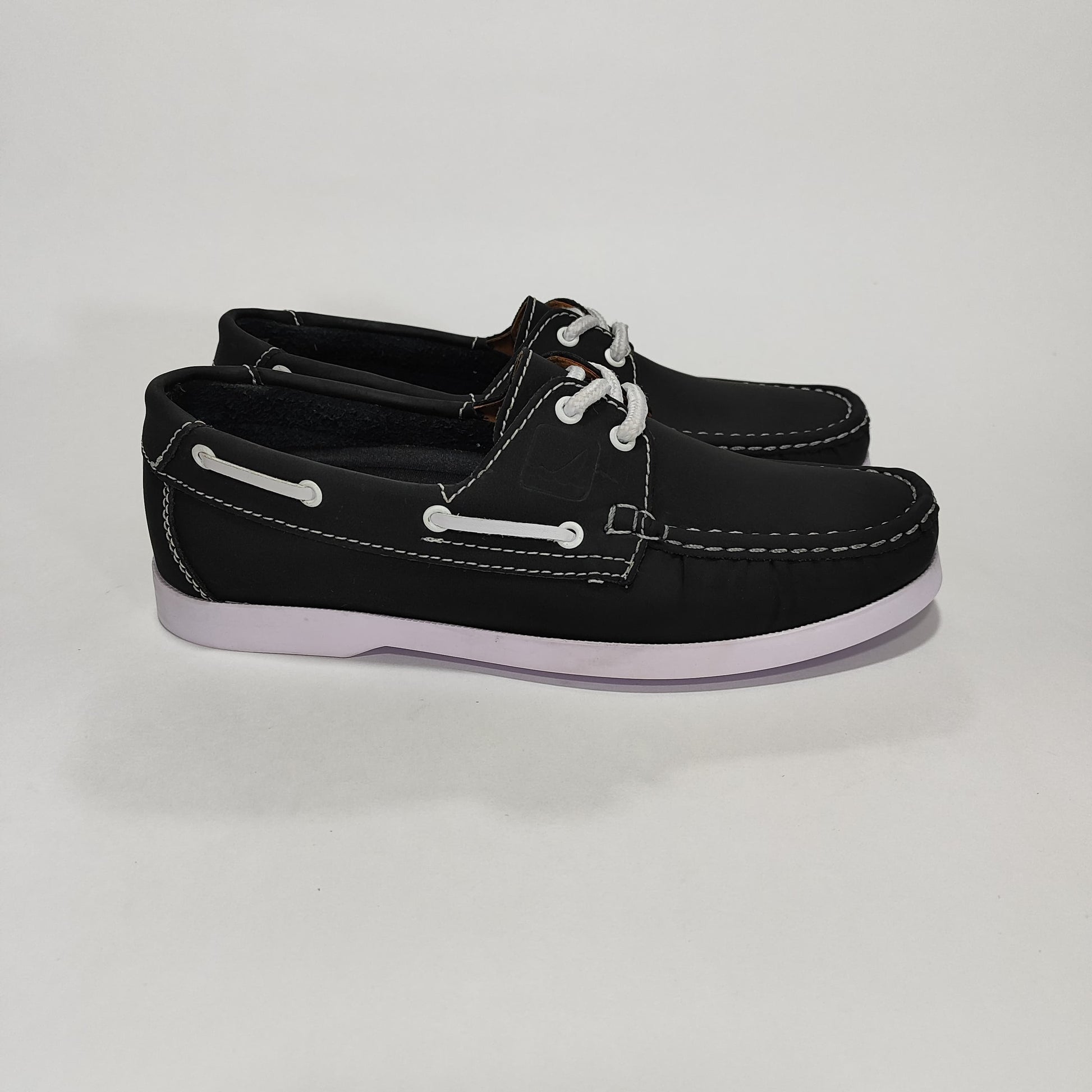 Apache negro con laterales y pasadores blancos mostrando el perfil del zapato