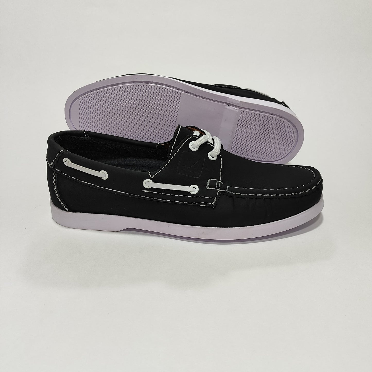 Apache negro con suela clara y detalles blancos visto desde atrás y el costado