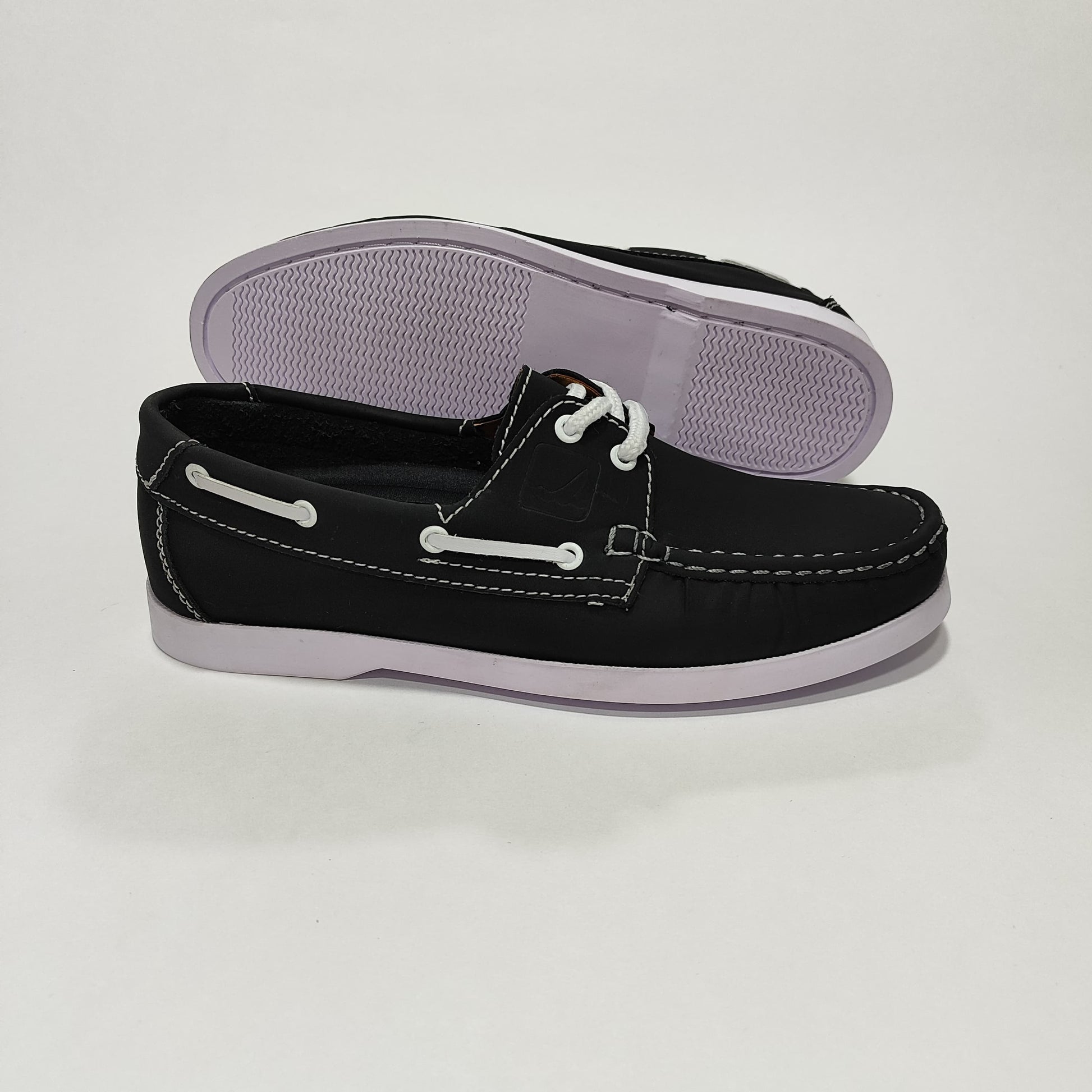 Apache negro con suela clara y detalles blancos visto desde atrás y el costado