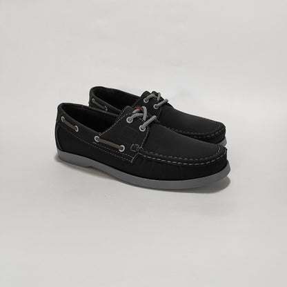 Apache negro con cordones y costuras grises, vista tres cuartos sobre fondo blanco