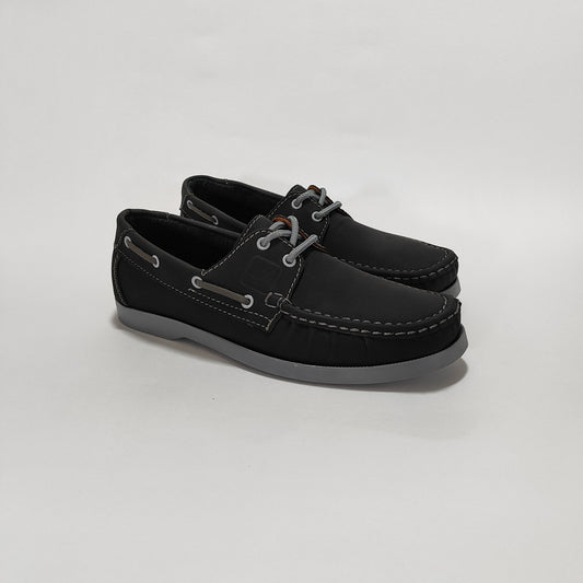 Apache negro con cordones y costuras grises, vista tres cuartos sobre fondo blanco