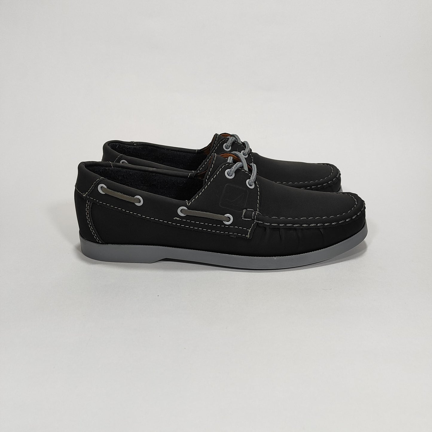 Apache negro con laterales y pasadores grises, vista lateral