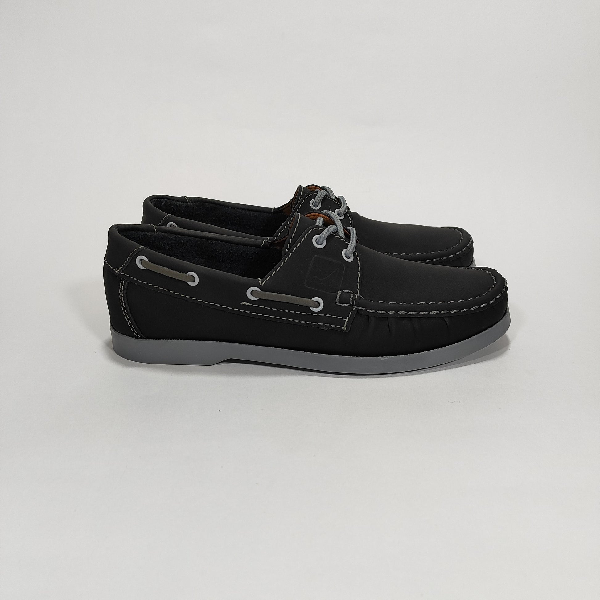 Apache negro con laterales y pasadores grises, vista lateral