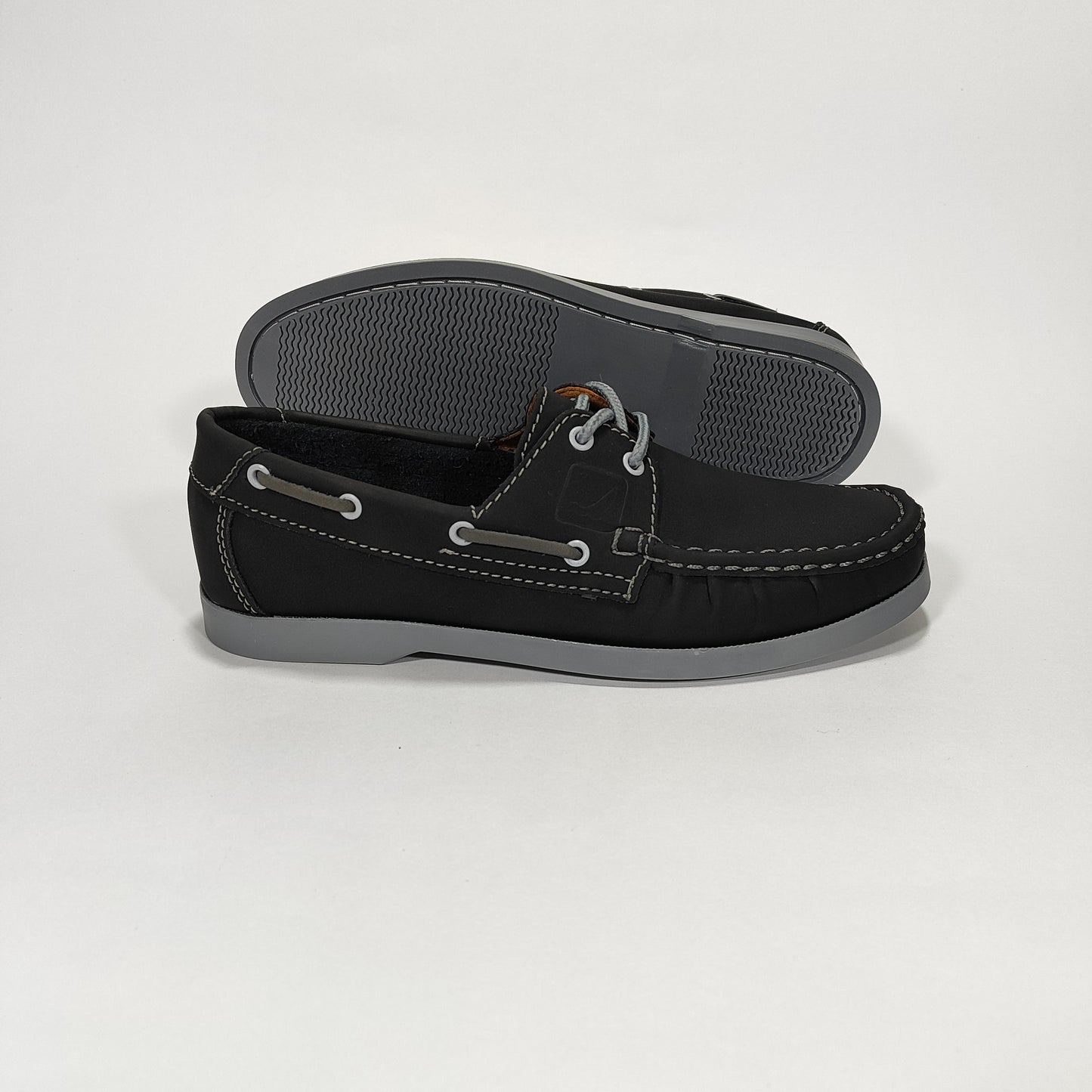 Par de apaches negros con suela gris y costuras en contraste, vista posterior/lateral