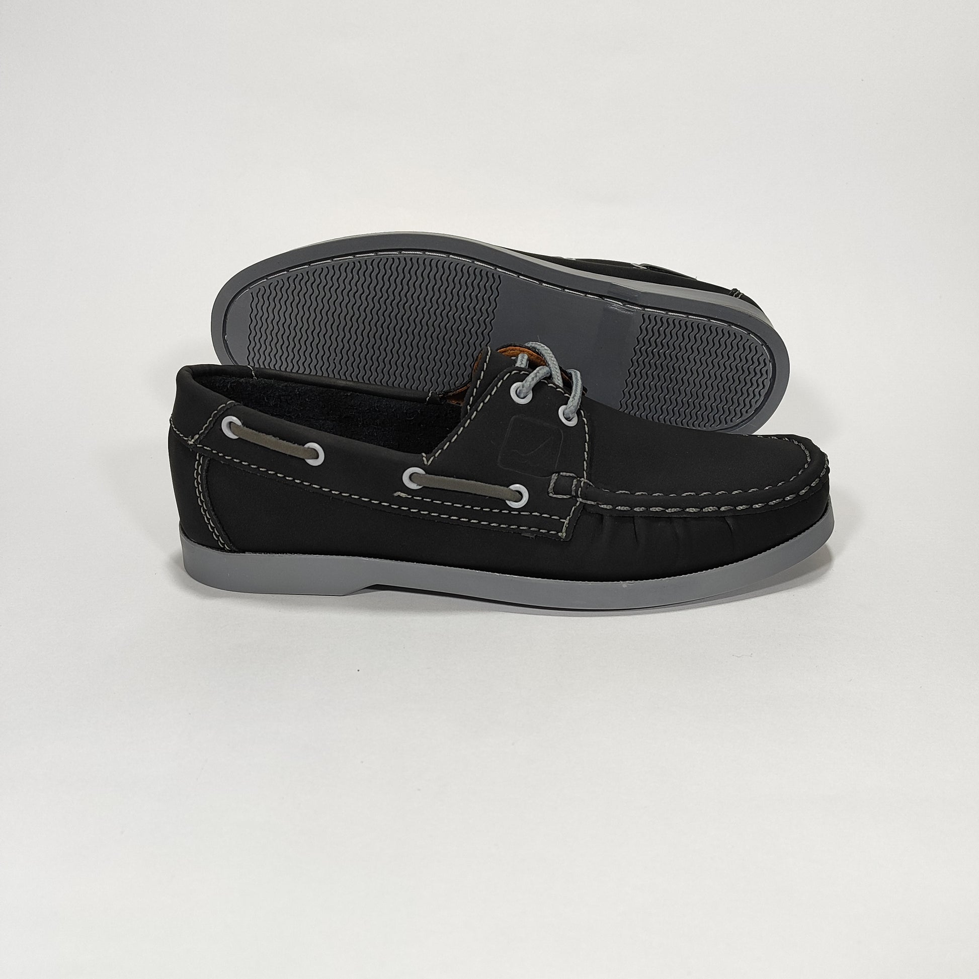 Par de apaches negros con suela gris y costuras en contraste, vista posterior/lateral