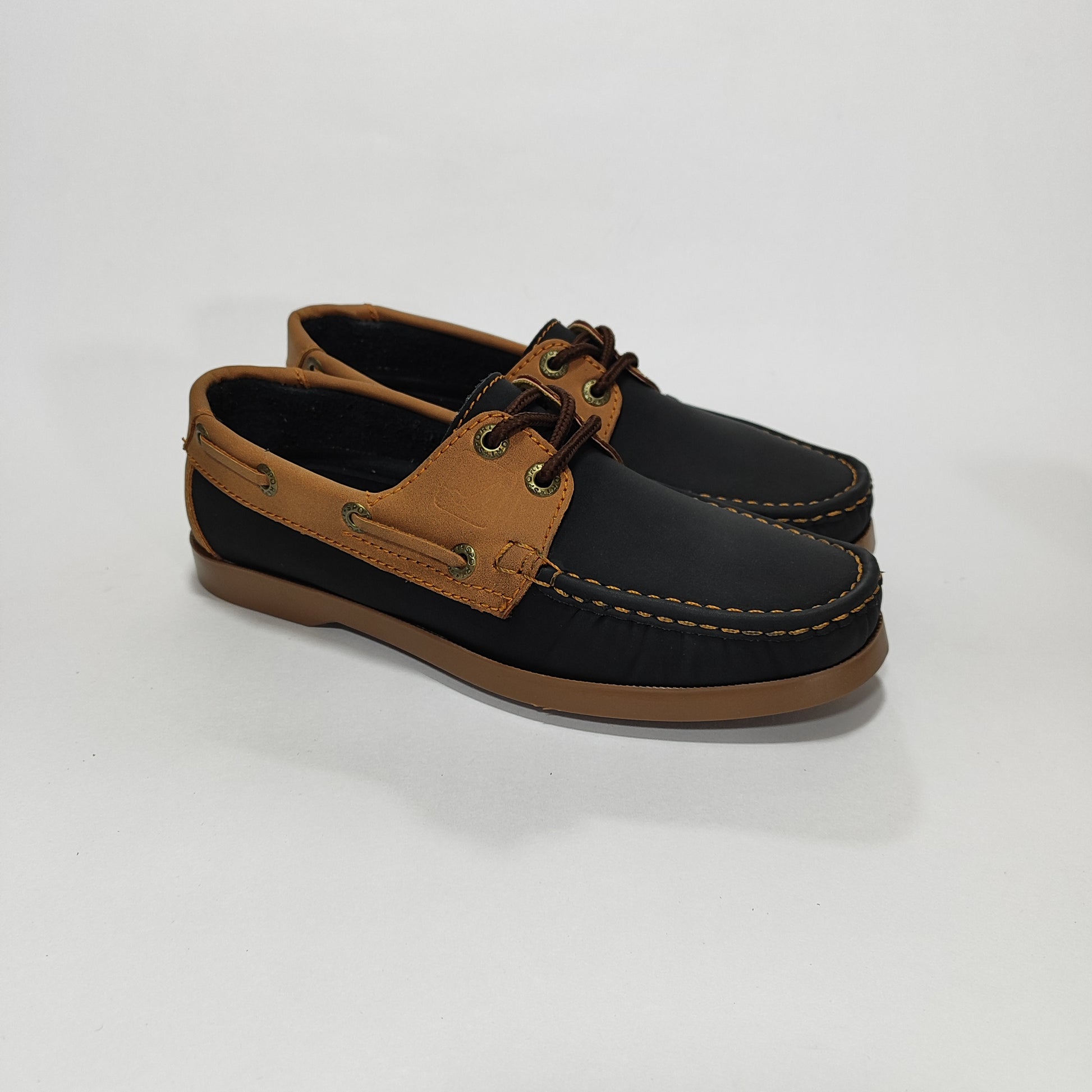 Apache negro con apliques miel y suela café, vista tres cuartos