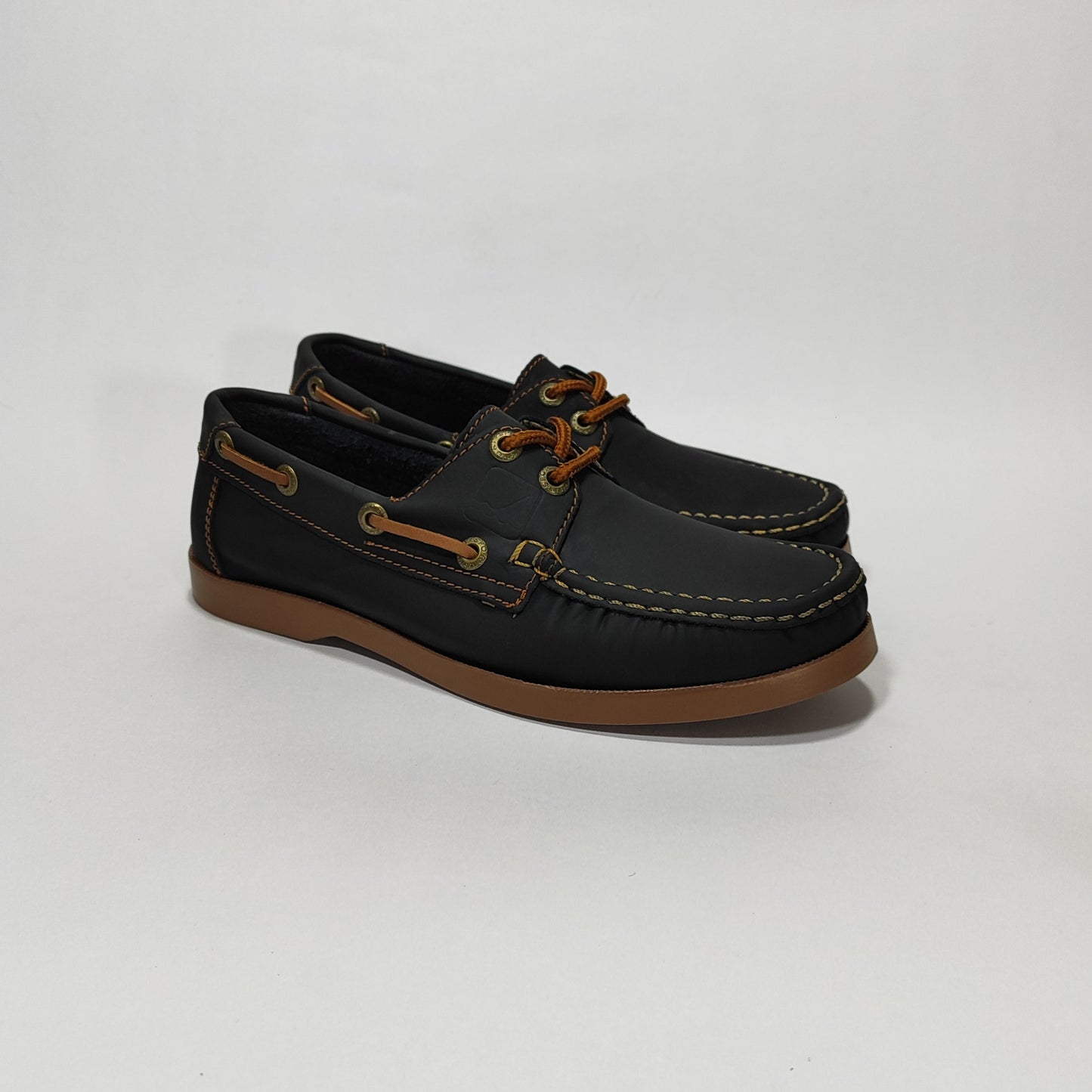 Apache negro con costuras miel, vista tres cuartos