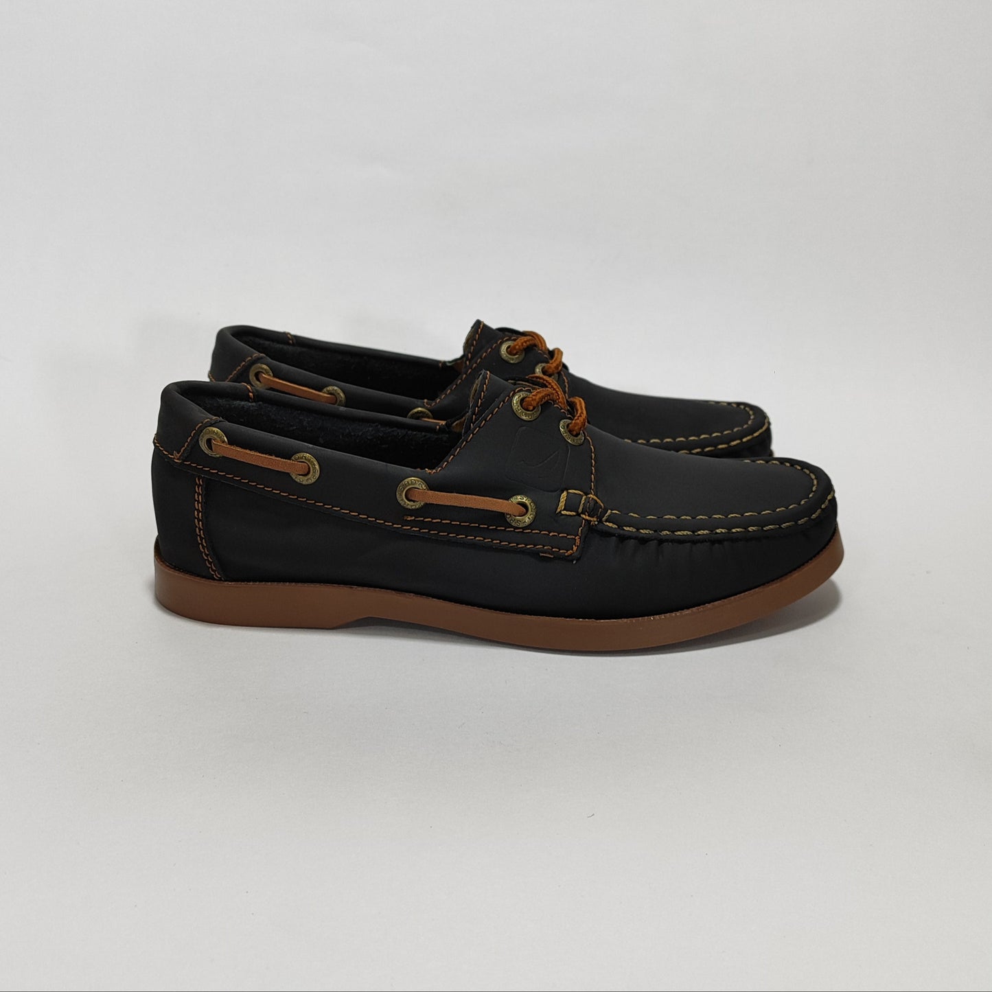 Apache negro con cordones y detalles color miel, vista lateral