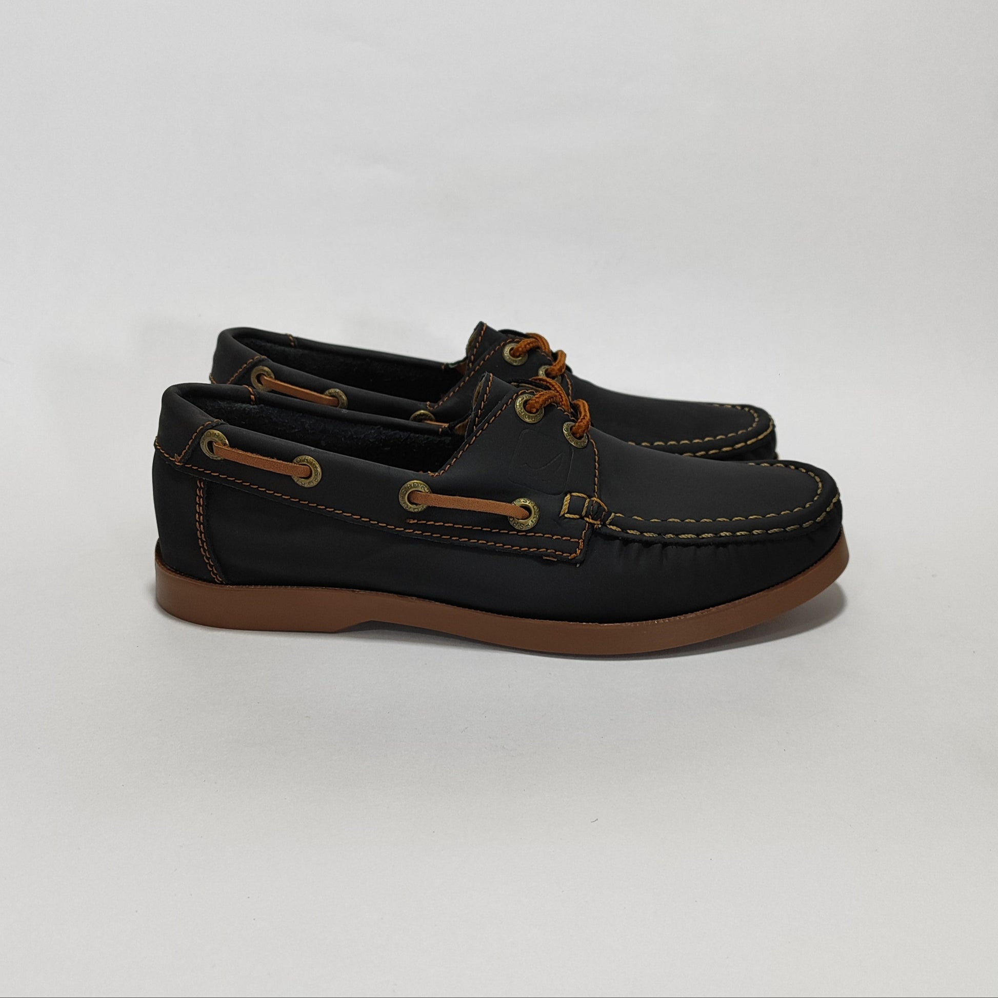 Apache negro con cordones y detalles color miel, vista lateral