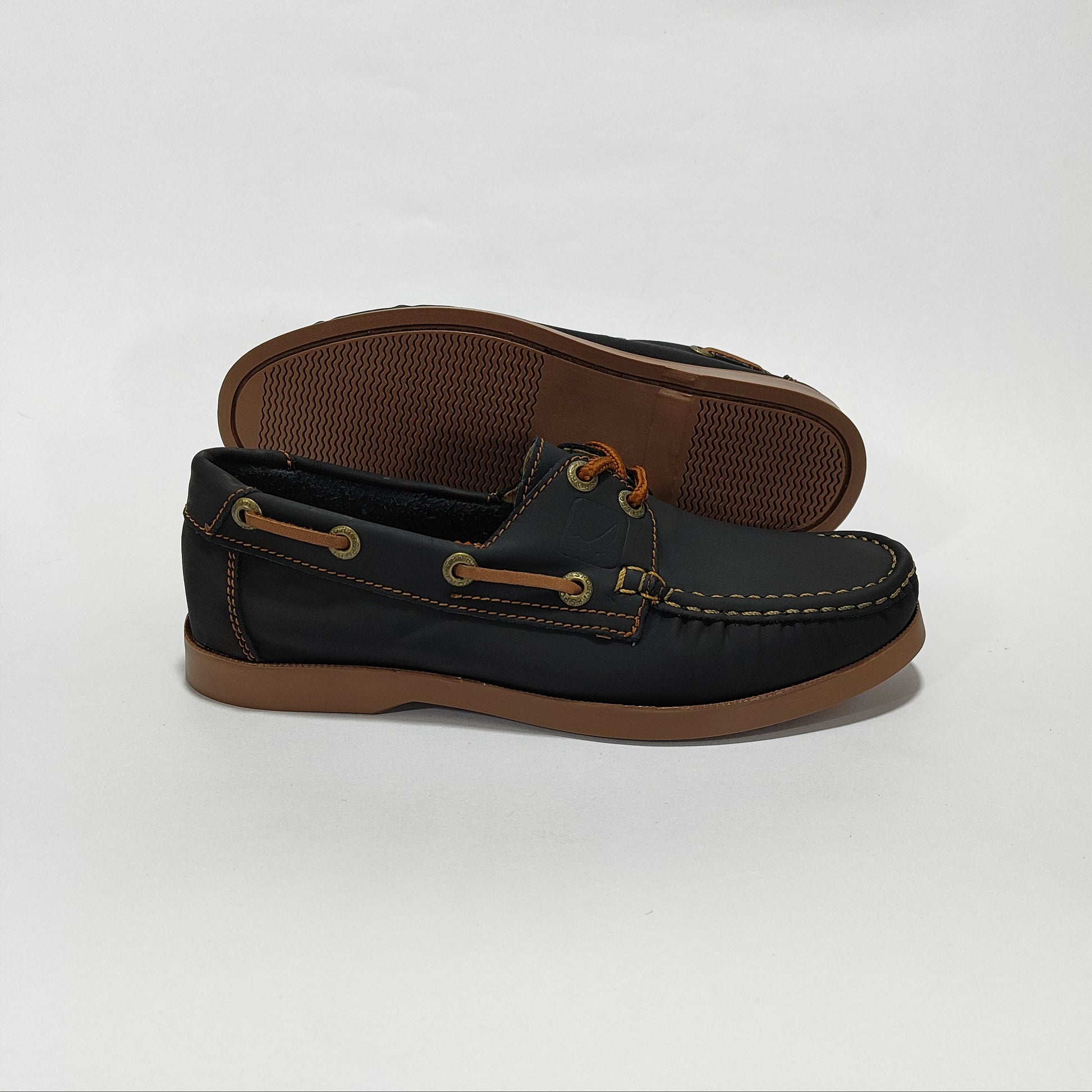 Par de apaches negros con hilo miel, vista posterior/lateral