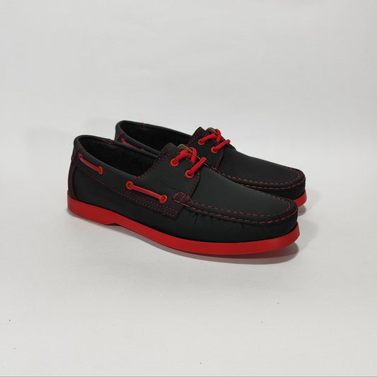 (principal, tres cuartos): Zapato apache negro con cordones y costuras rojas, vista tres cuarto