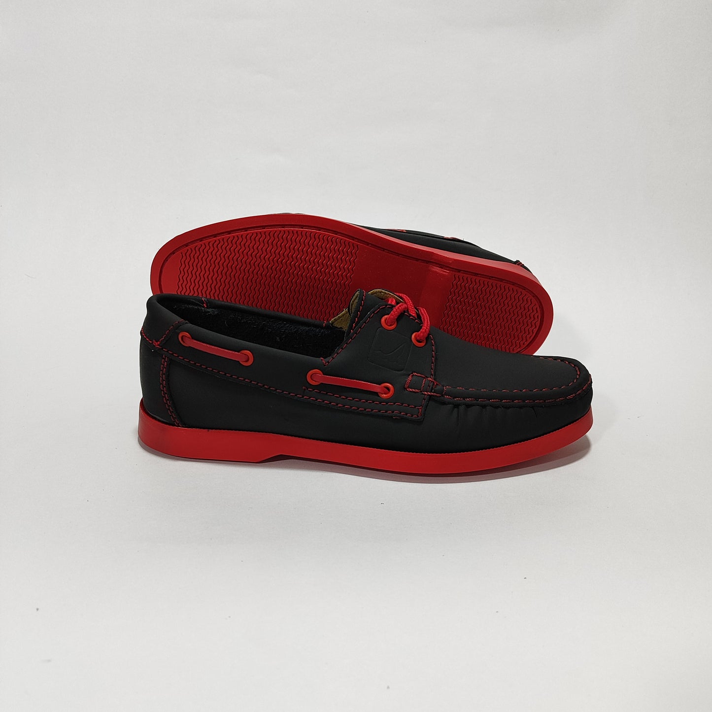 Par de zapatos apache negros con detalles rojos, vista lateral opuesta