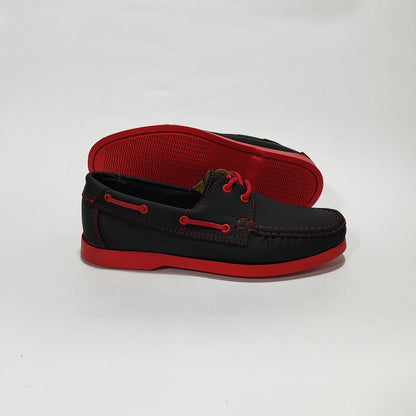 Par de zapatos apache negros con detalles rojos, vista lateral opuesta