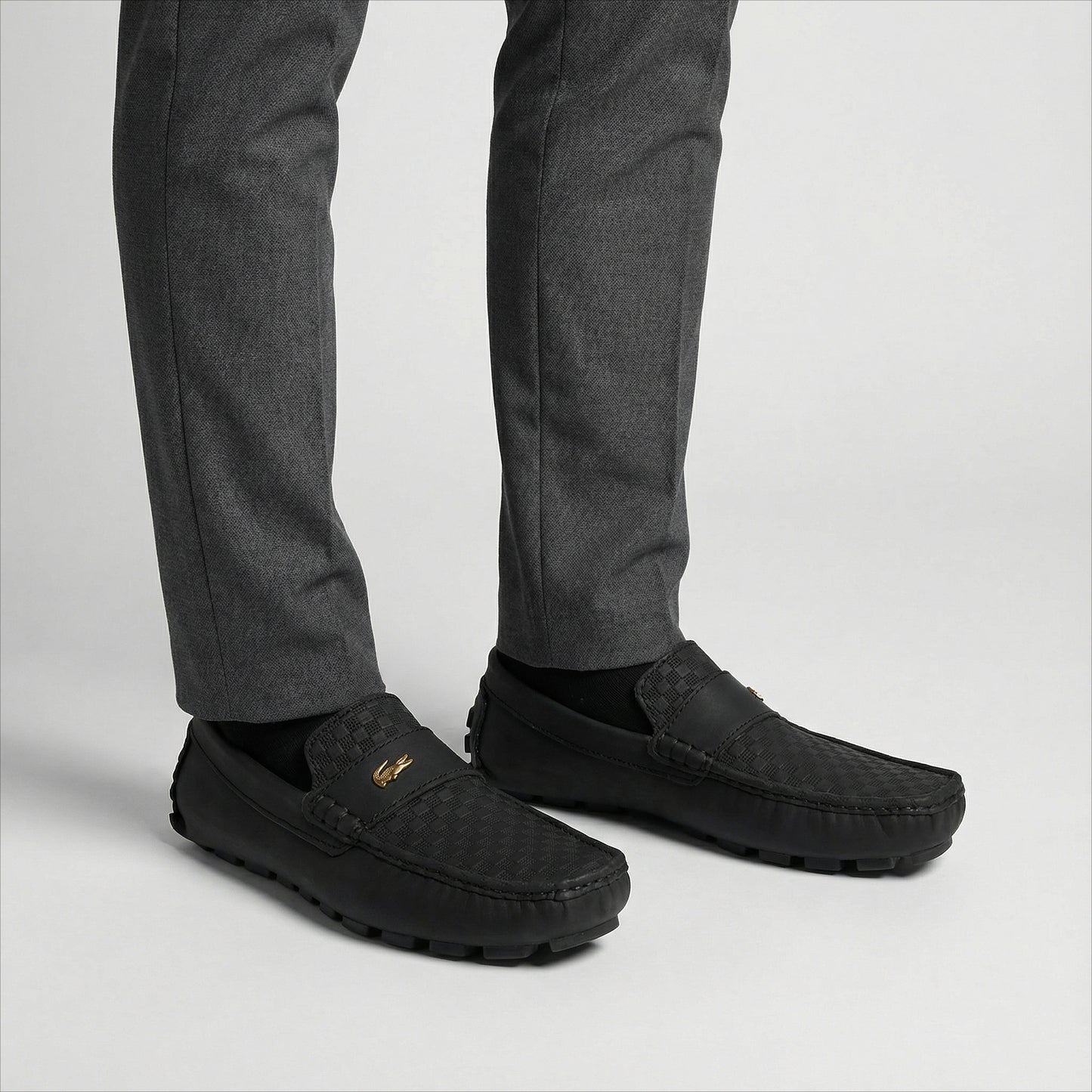 Mocasín Negro Repujado Con Detalle Metálico