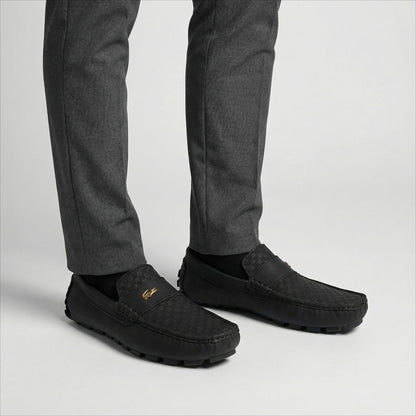 Mocasín Negro Repujado Con Detalle Metálico