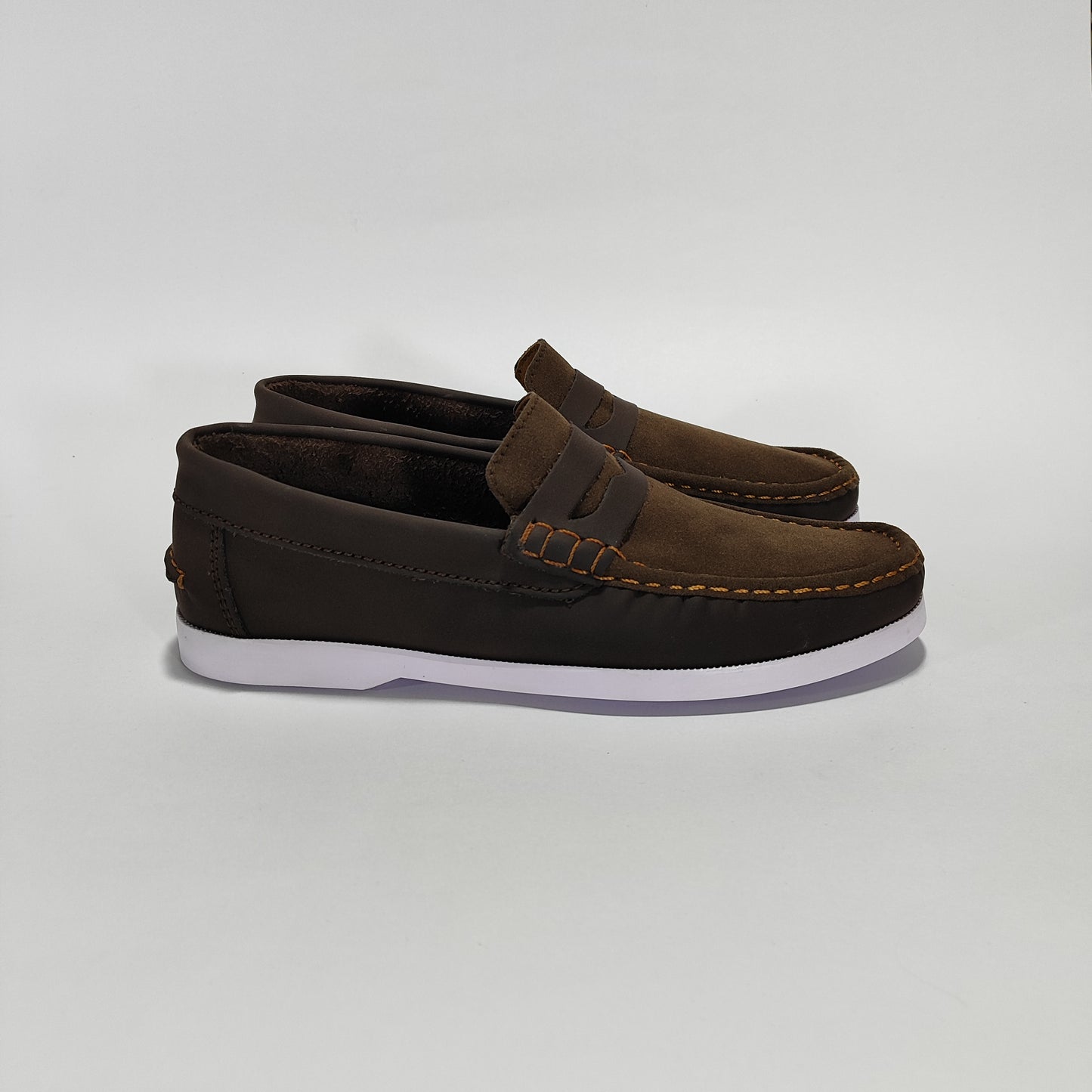 Mocasín Café Con Suela Blanca, Vista Lateral