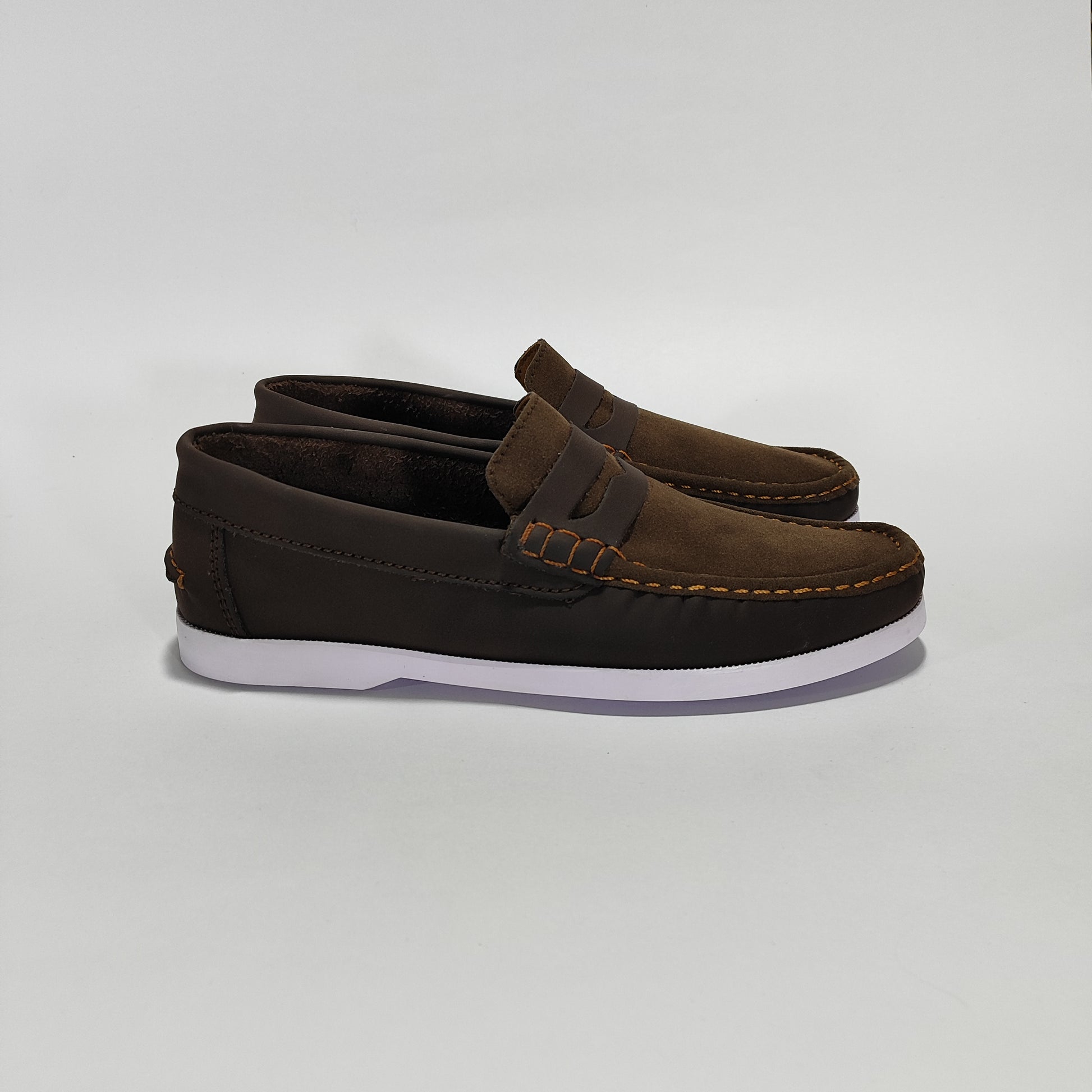 Mocasín Café Con Suela Blanca, Vista Lateral