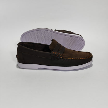 Mocasín Café Con Suela Blanca, Detalle De Costuras Y Empeine