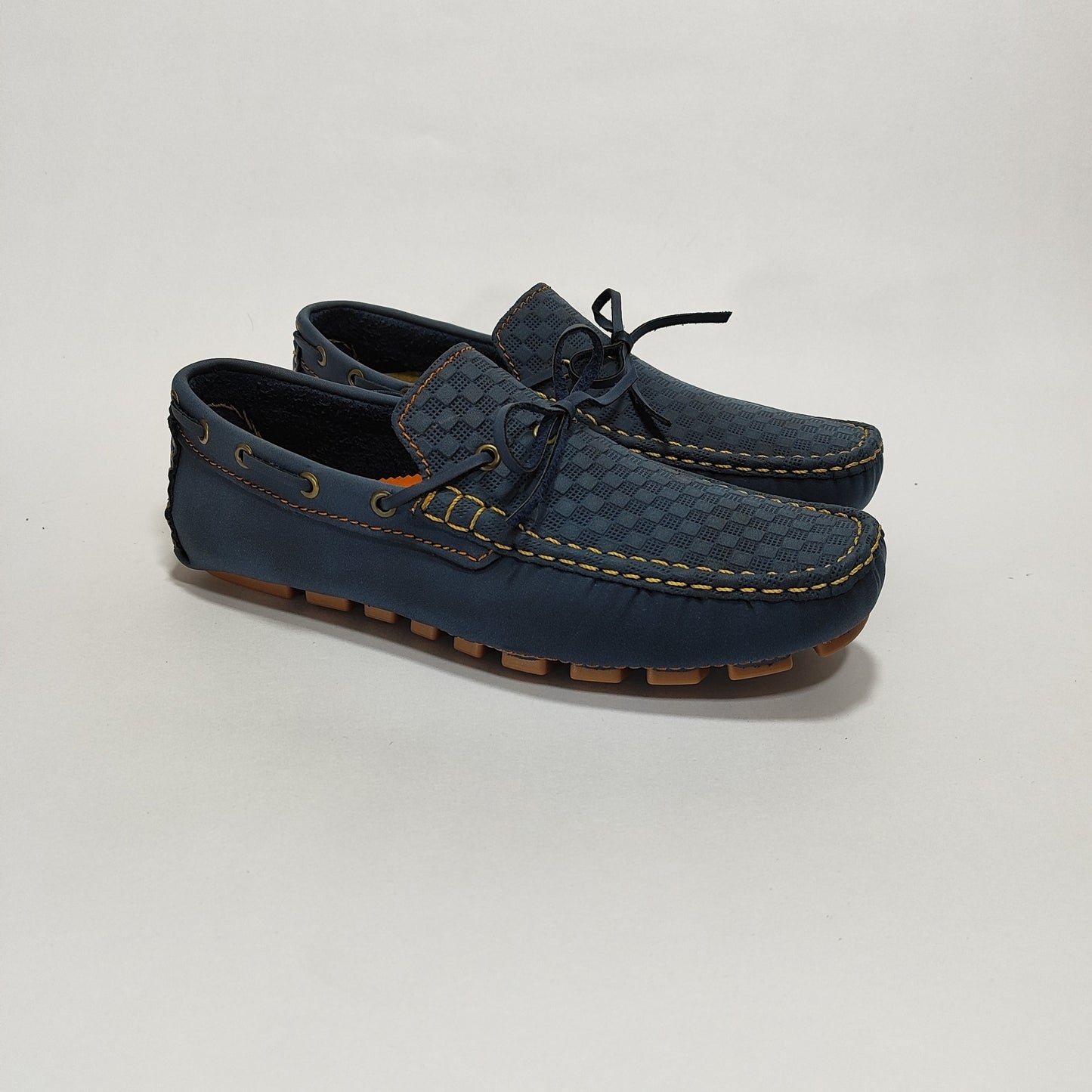 Mocasín azul repujado con cordones, vista tres cuartos