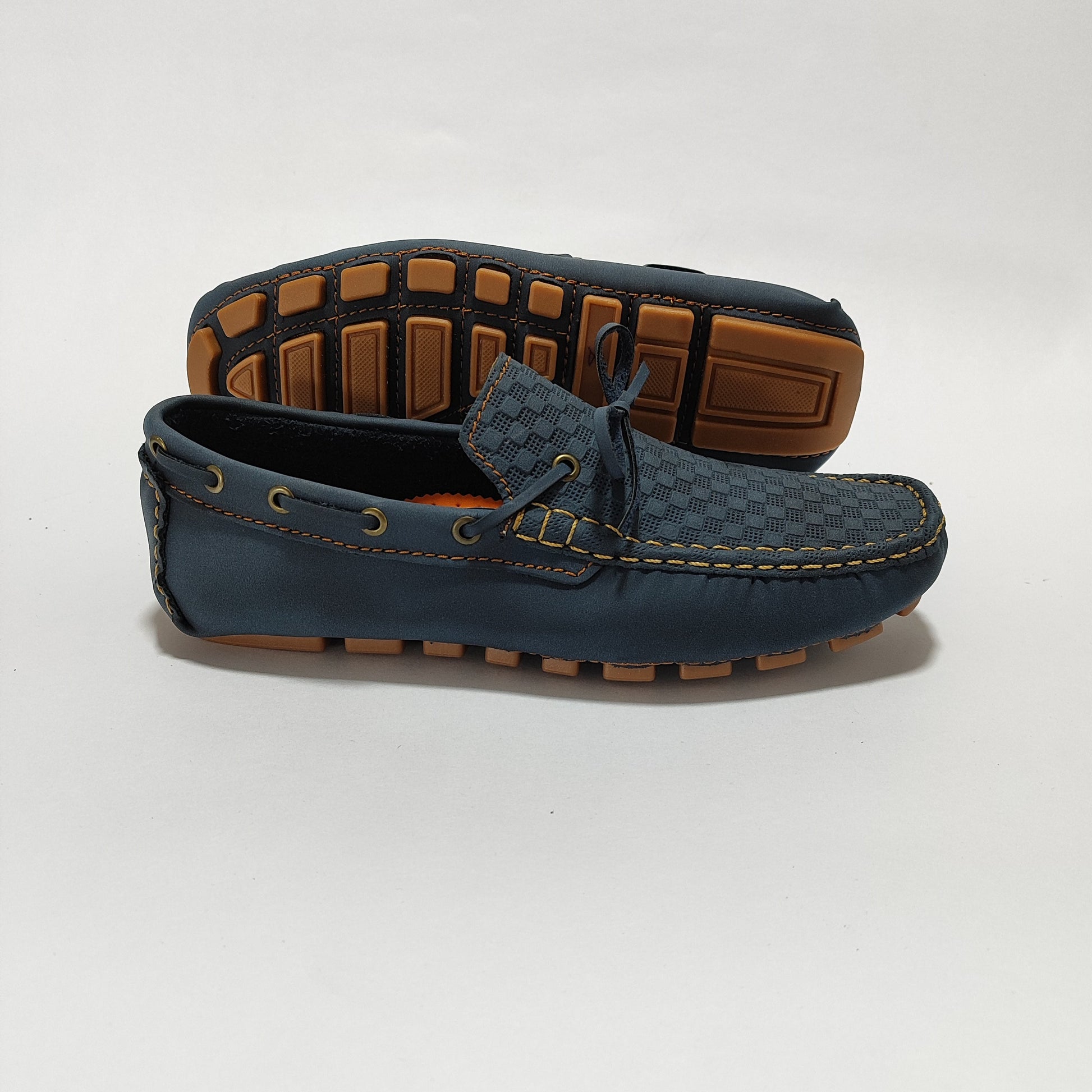 Par de mocasines azules repujados, vista posterior/lateral