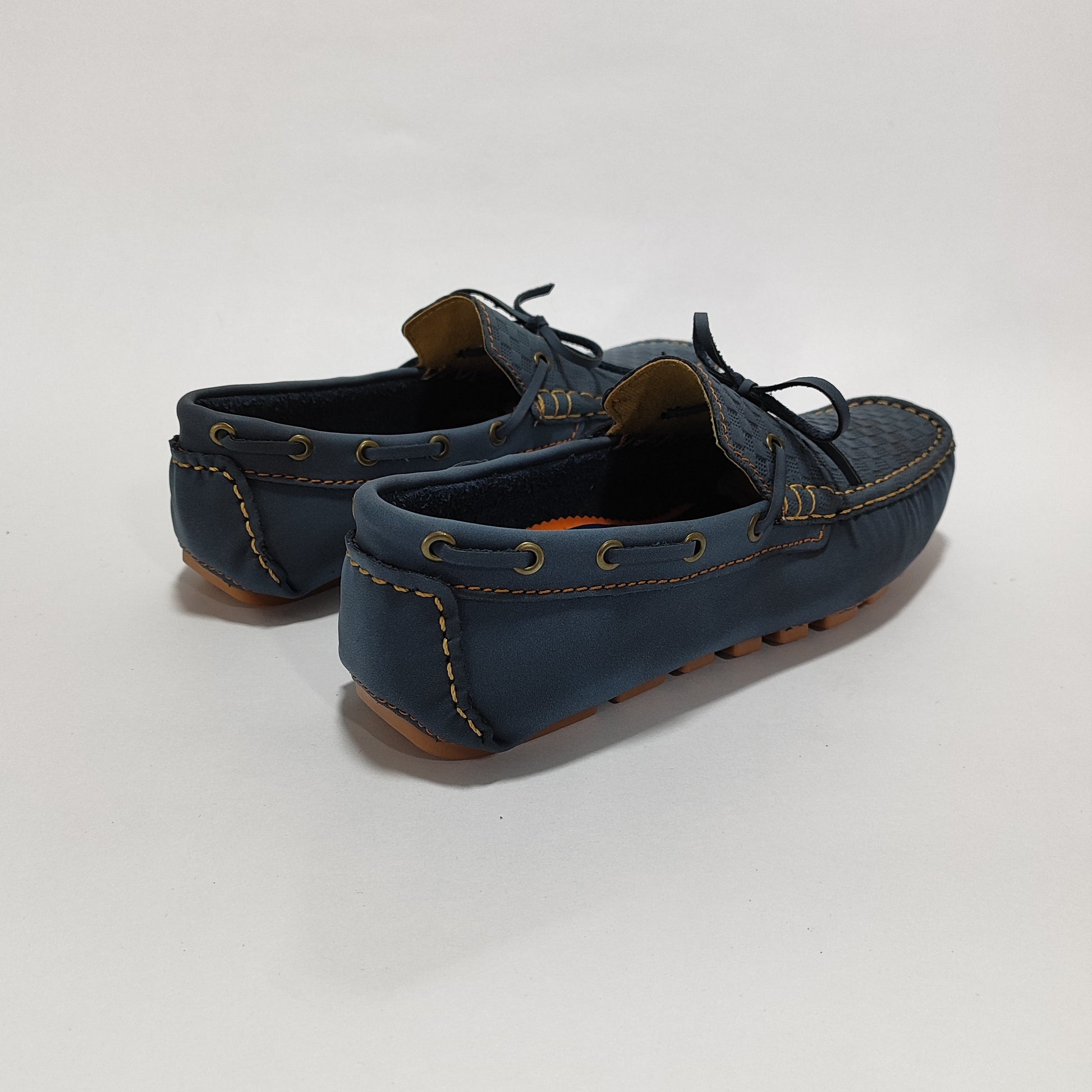 Mocasín azul con cordones decorativos, detalle de costuras