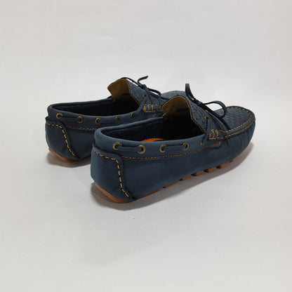 Mocasín azul con cordones decorativos, detalle de costuras