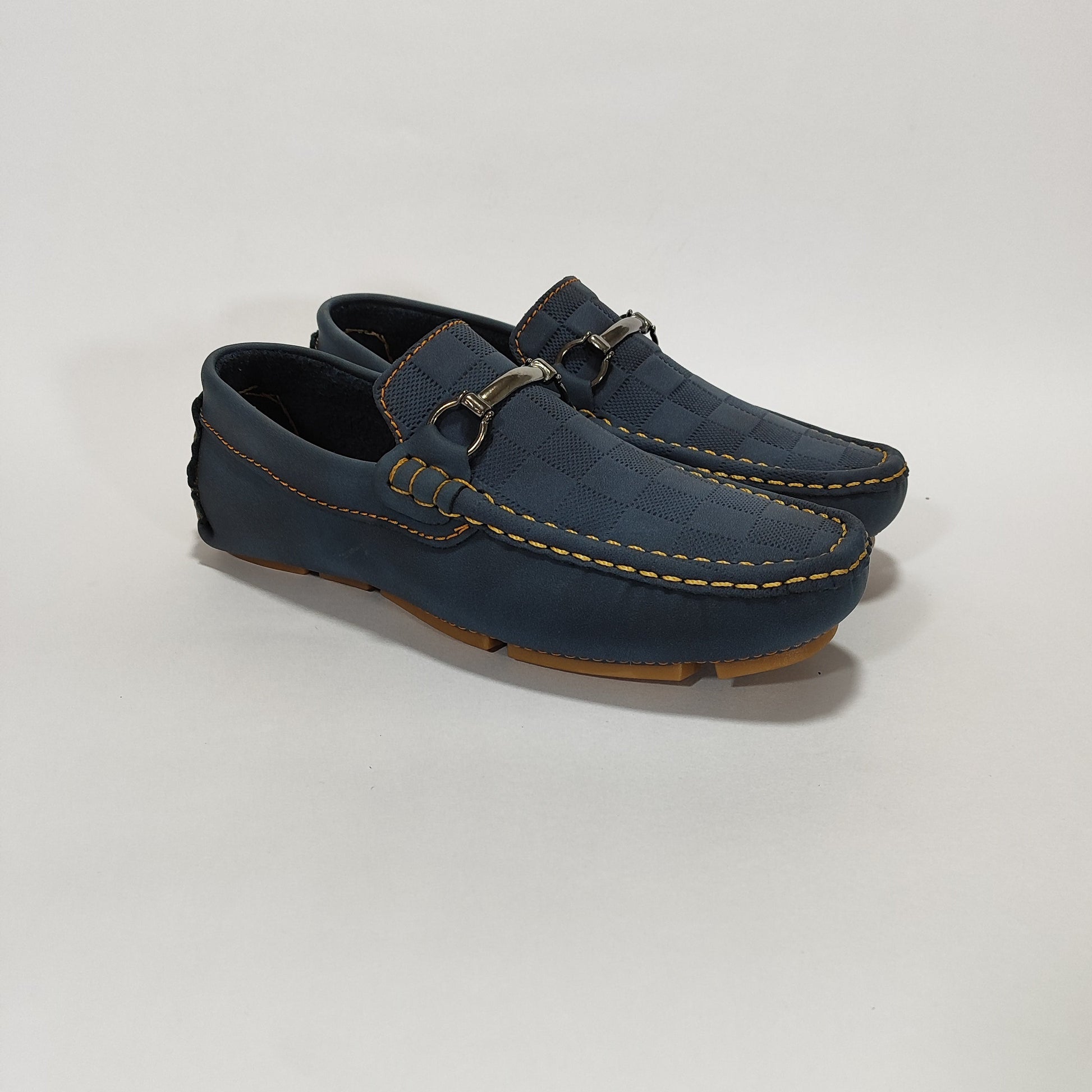 Mocasín Azul Repujado Con Herraje Metálico, Vista Tres Cuartos