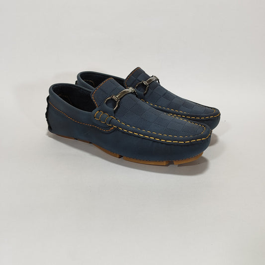 Mocasín Azul Repujado Con Herraje Metálico, Vista Tres Cuartos