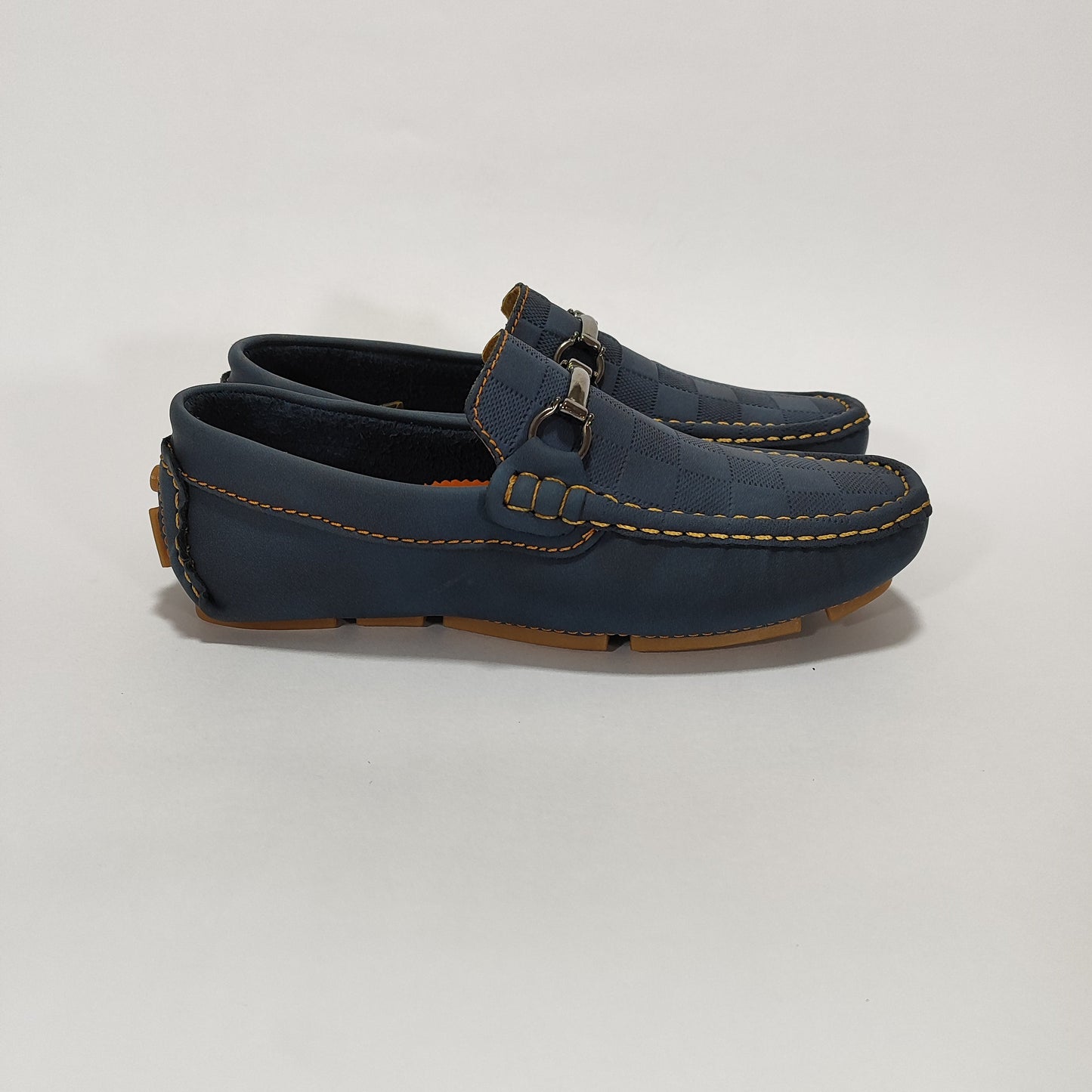 Mocasín Azul Con Herraje Metálico, Vista Lateral