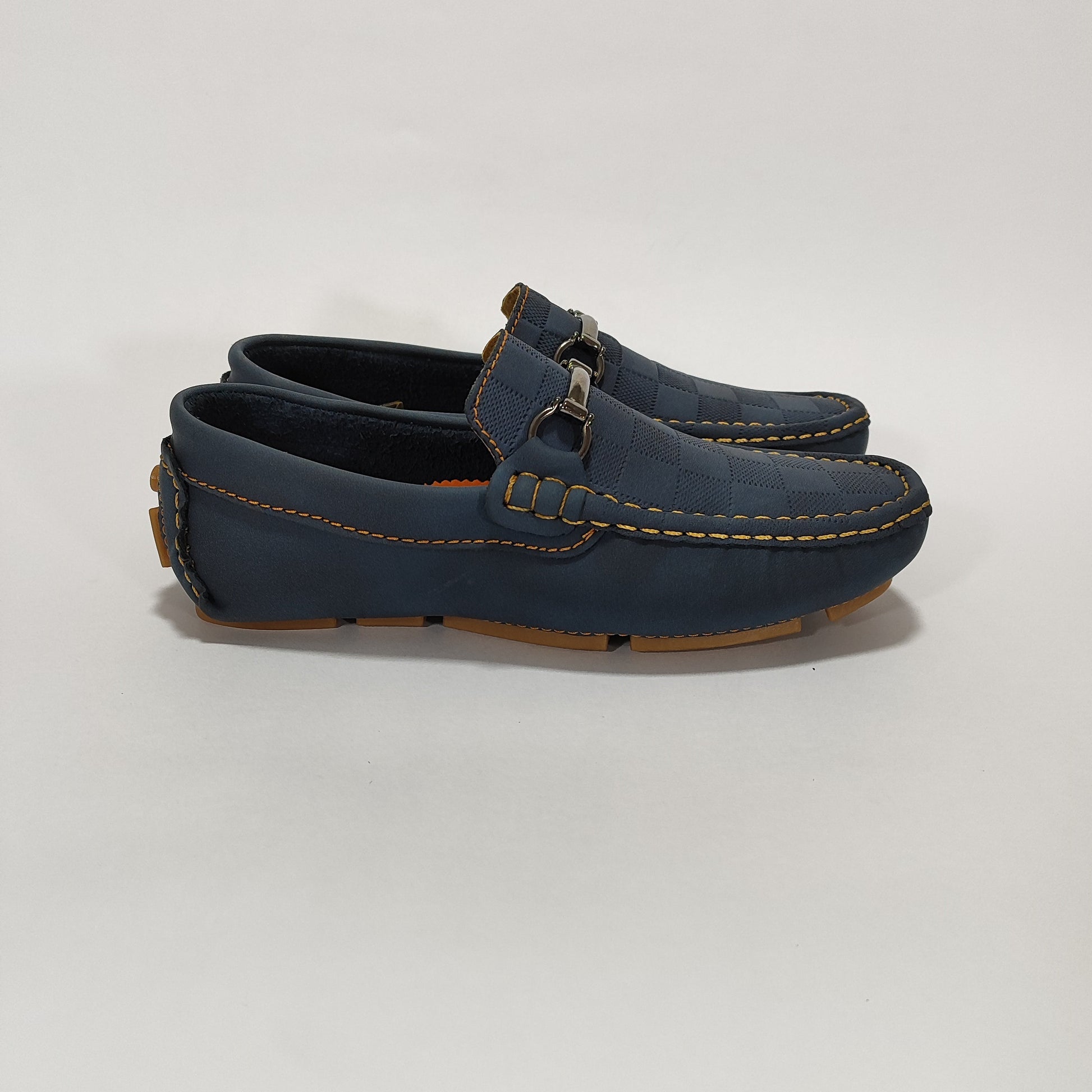 Mocasín Azul Con Herraje Metálico, Vista Lateral