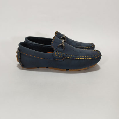 Mocasín Azul Con Herraje Metálico, Vista Lateral