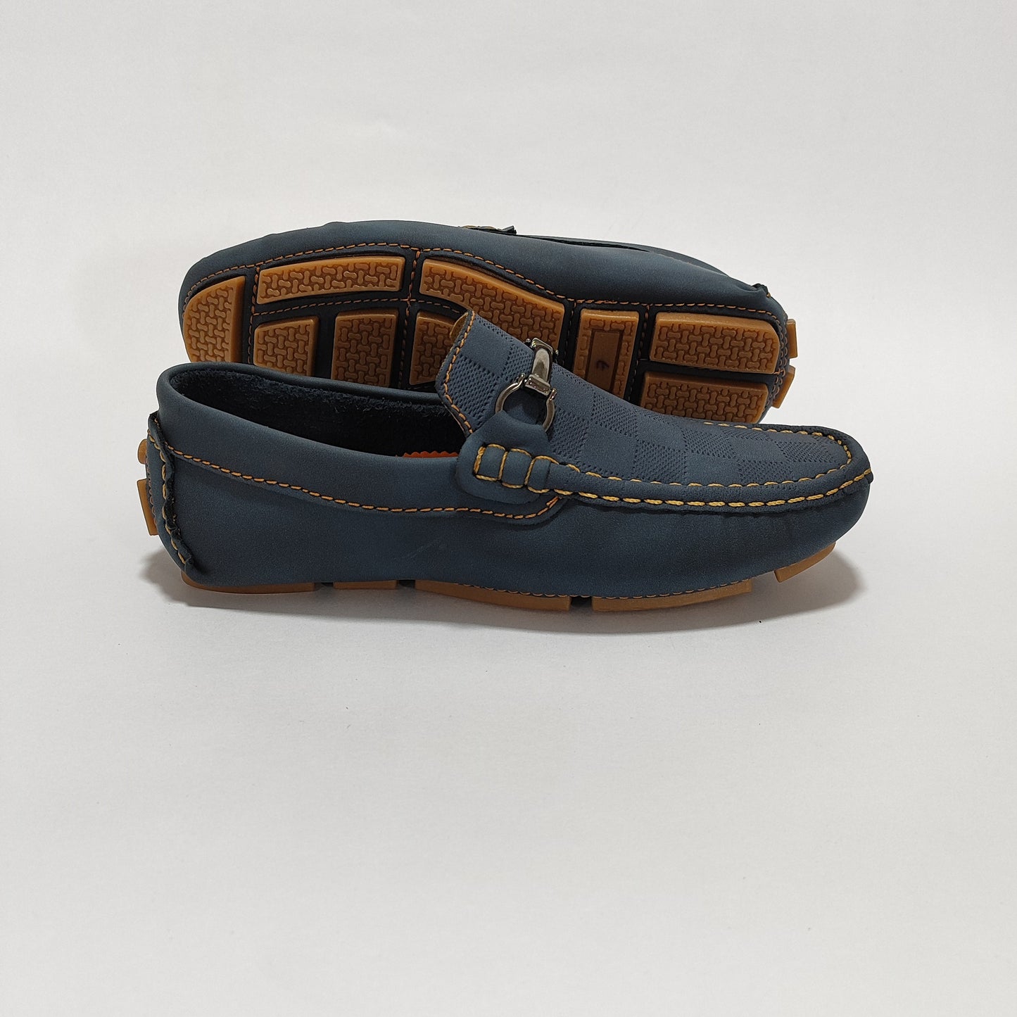 Par De Mocasines Azules Repujados Con Herraje, Vista Posterior/Lateral