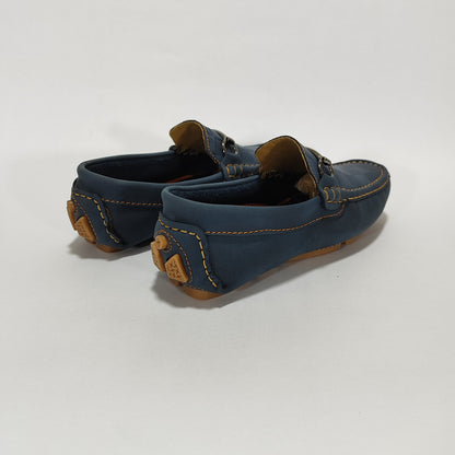 Mocasín Azul Con Herraje, Detalle De Empeine Y Costuras